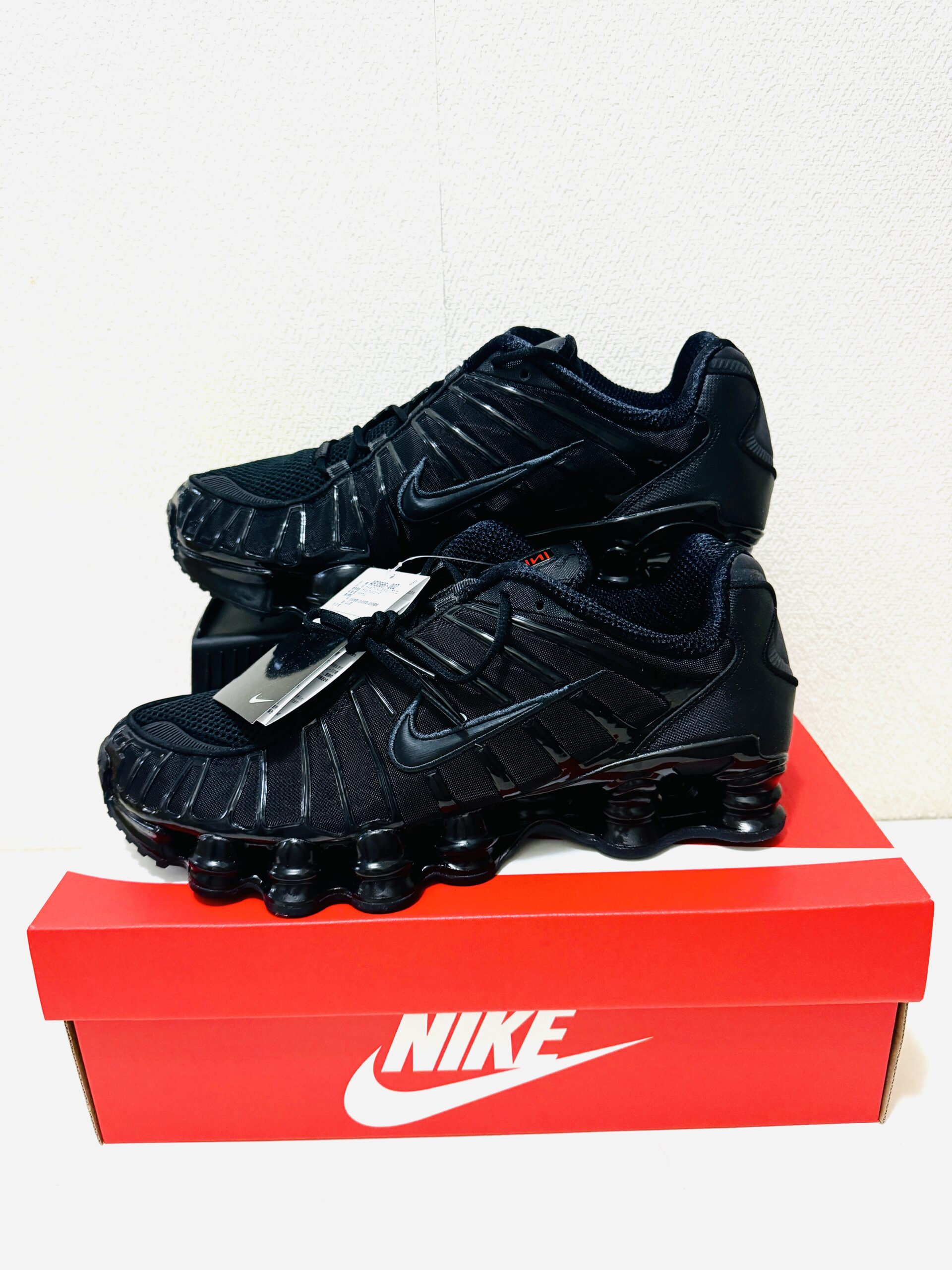 Nike Women's Shox TL Black and Max Orangeの正面画像