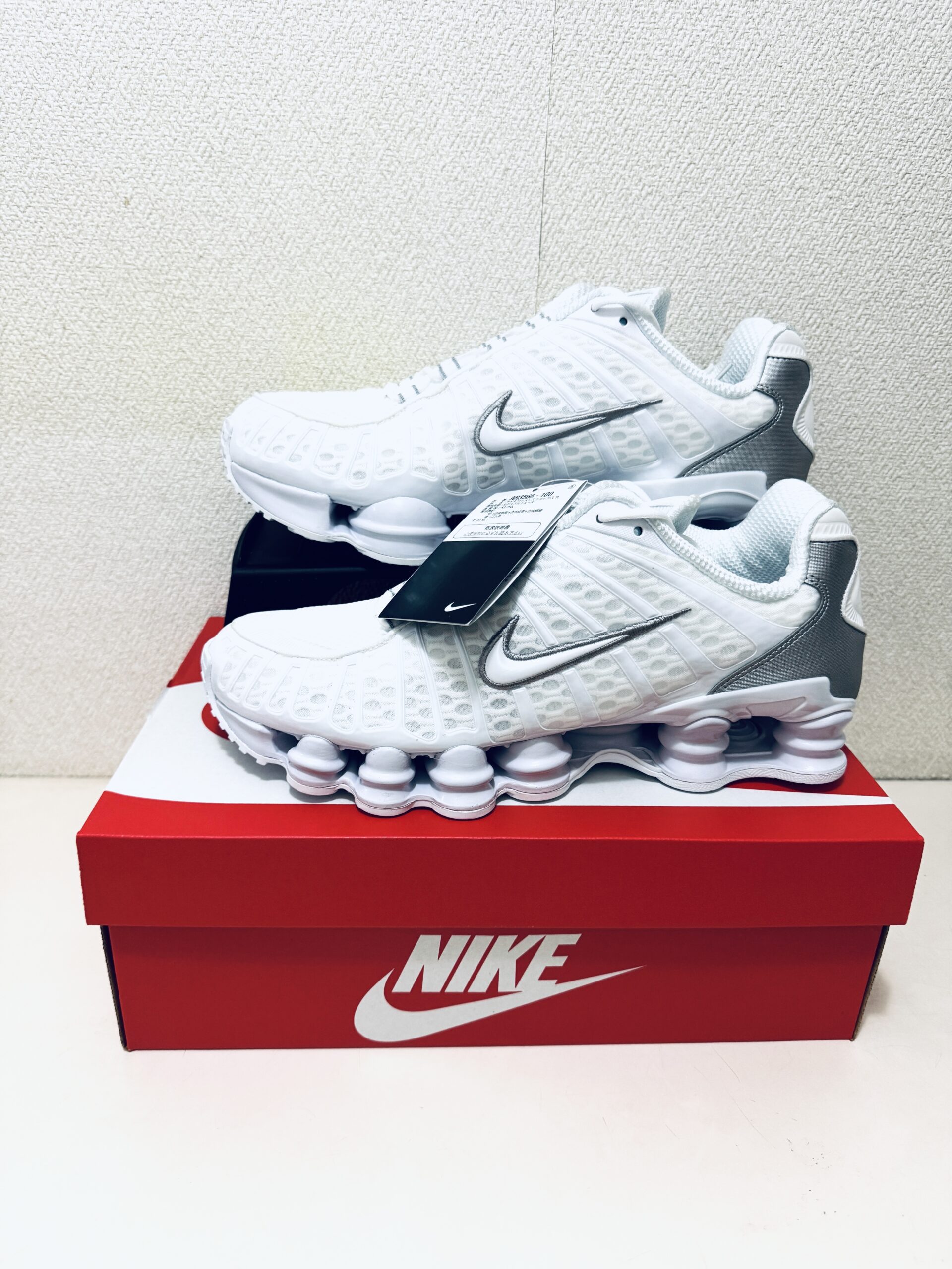 Nike Women's Shox TL White and Max Orangeの正面画像