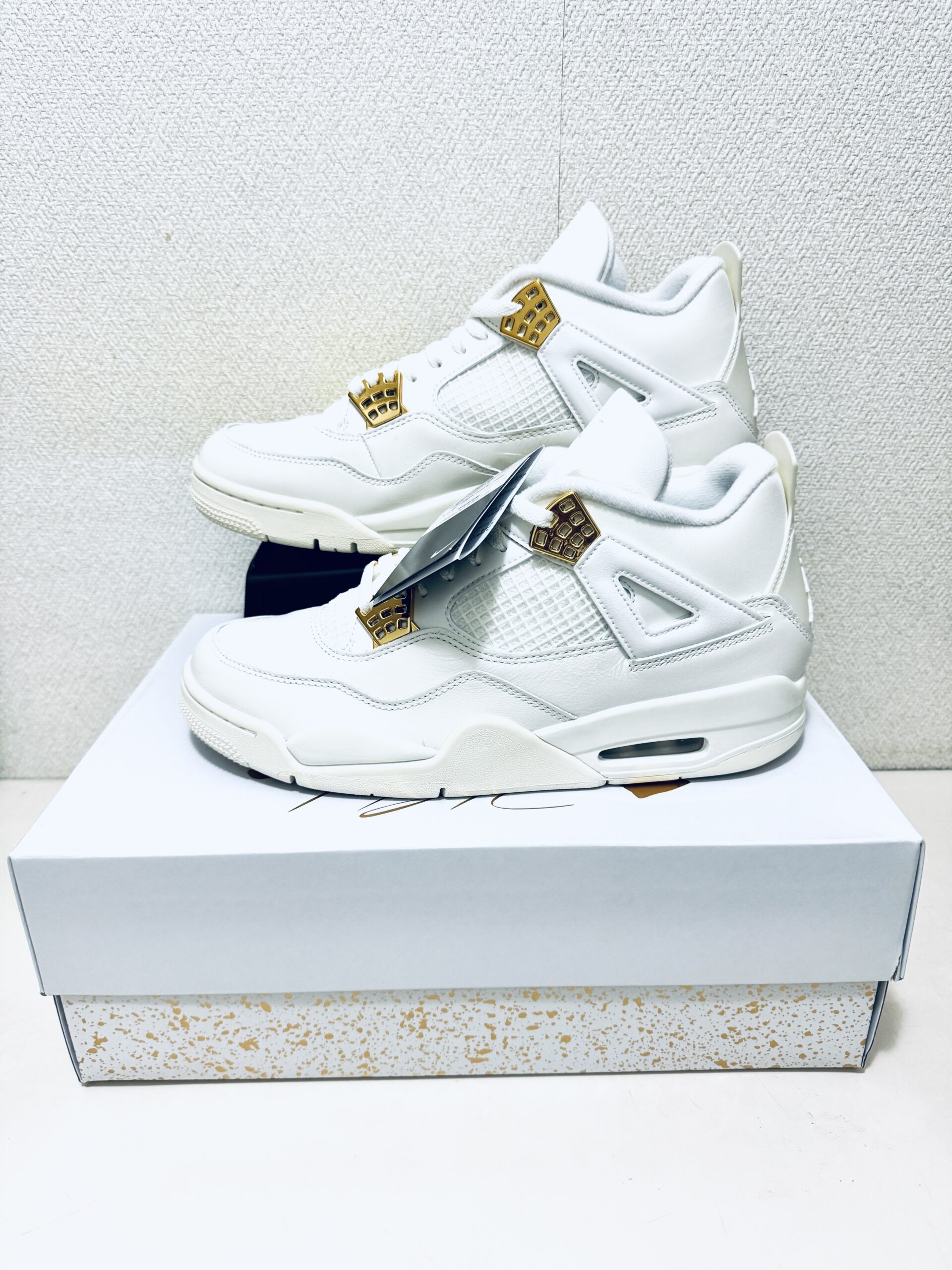 Nike WMNS Air Jordan 4 Retro White & Goldの正面画像