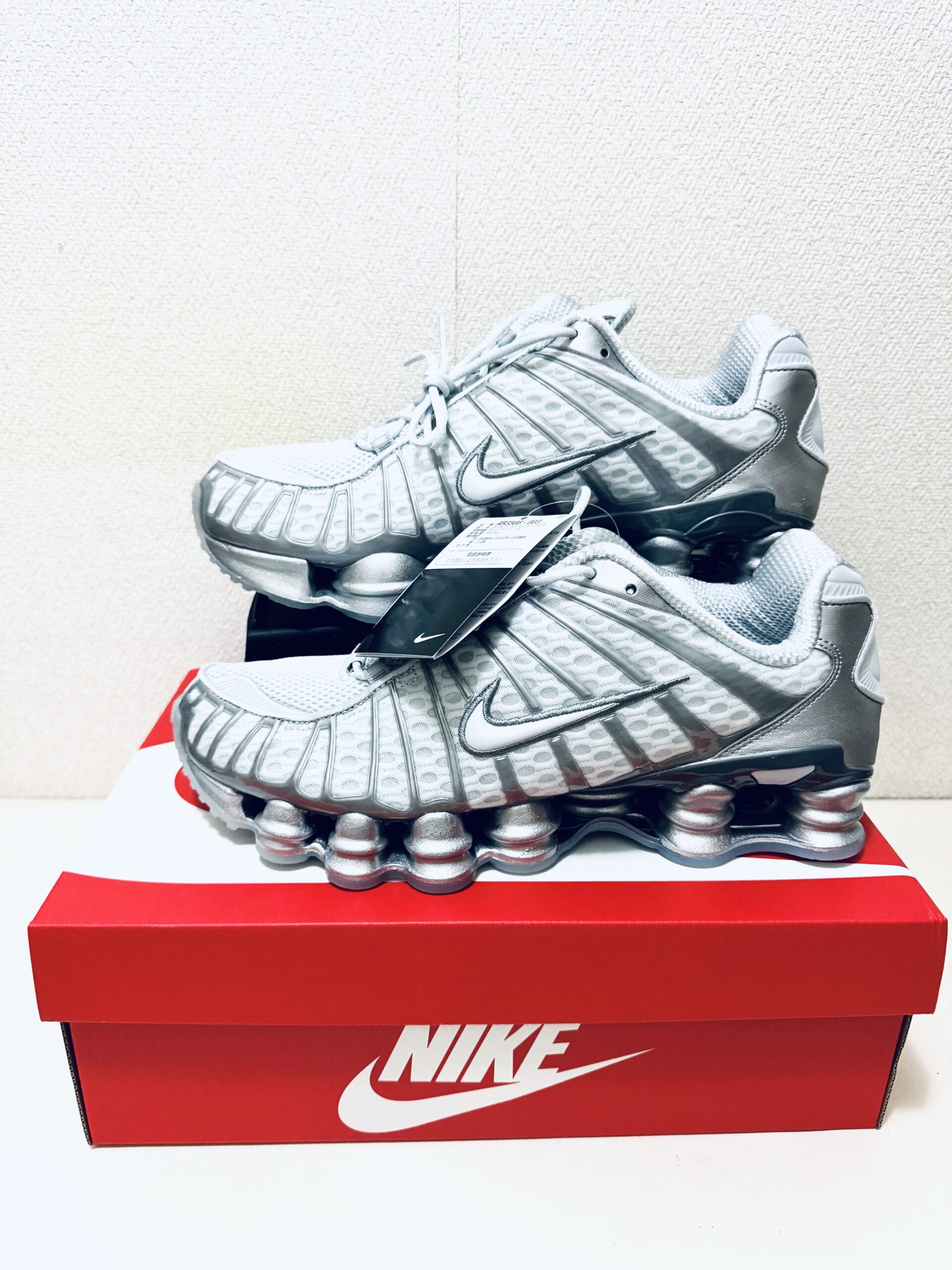 Nike Women's Shox TL Metallic Silverの正面画像