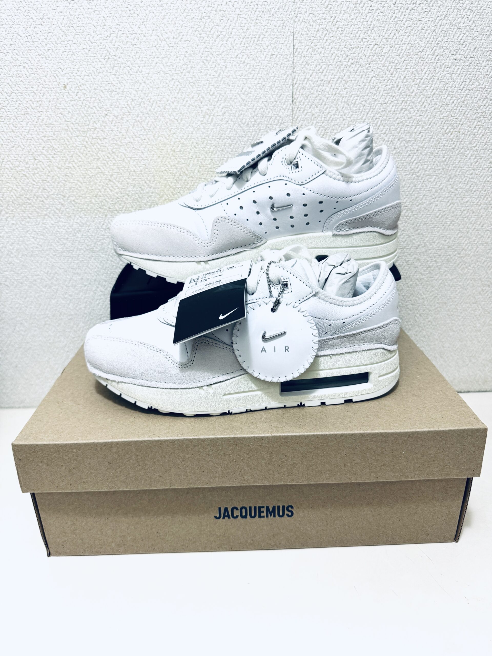 Jacquemus × Nike Women's Air Max 1 SP Sail and Summit Whiteの正面画像