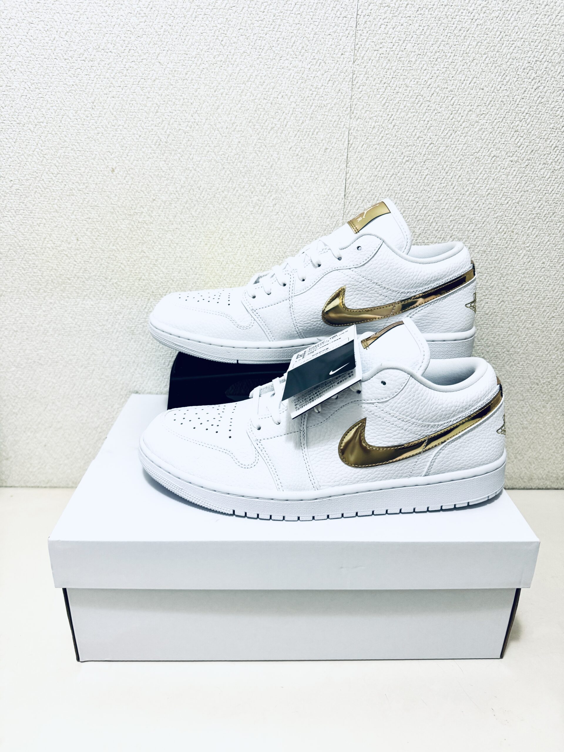 NIKE Women's AIR JORDAN 1 LOW SE WHITE/GOLDの正面画像