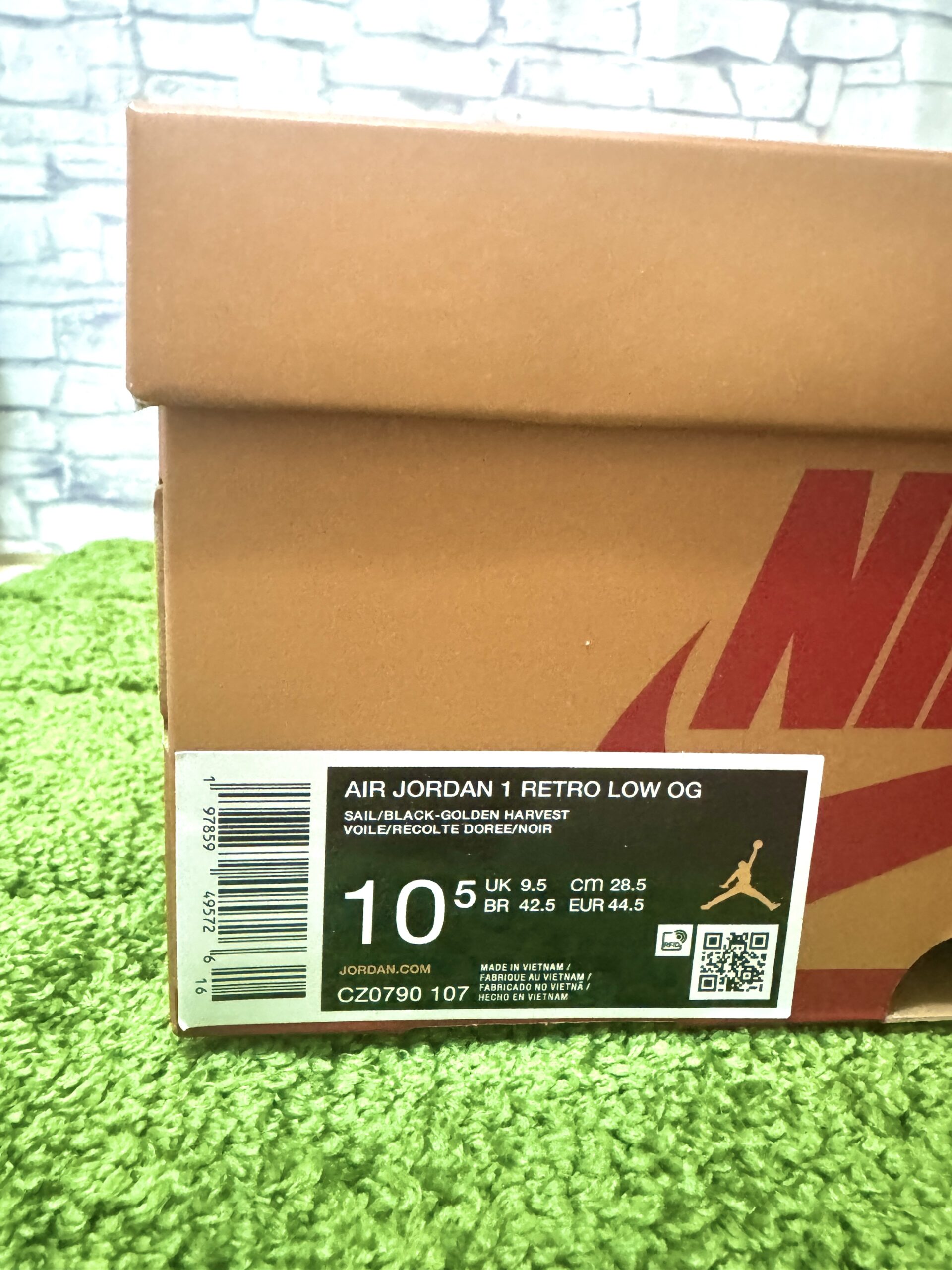 Nike Air Jordan 1 Low OG Rookie of the Year/Sail and Golden Harvest(ナイキ エアジョーダン1 ロー OG ルーキー オブ ザ イヤー/セイル アンド ゴールデン ハーベスト)の外箱画像