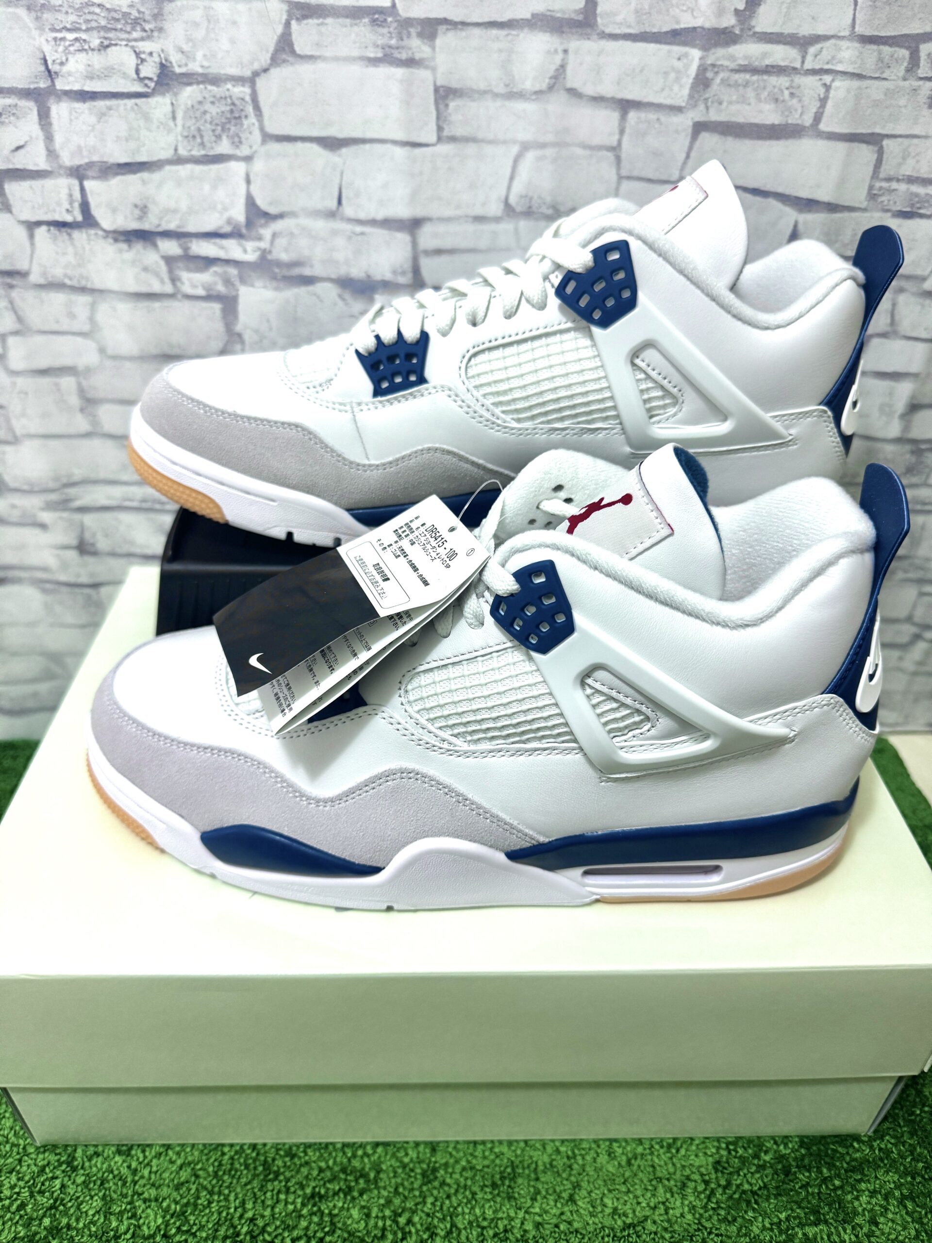 Nike SB Air Jordan 4 Retro SP Summit White/Navy(ナイキ SB エアジョーダン4 レトロ SP サミットホワイト/ネイビー)の正面画像