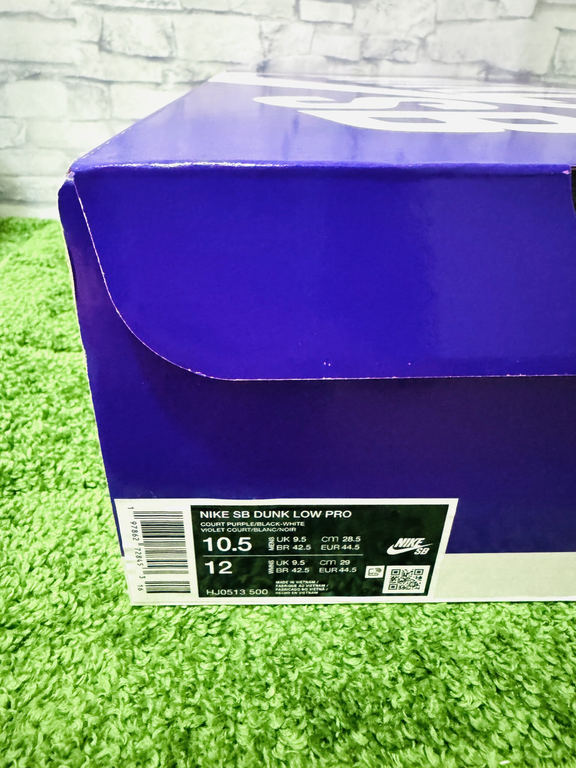 Hayley Wilson × Nike SB Dunk Low Pro Black and Court Purple(ヘイリーウィルソン × ナイキ SB ダンク ロー プロ ブラック アンド コートパープル)の外箱画像